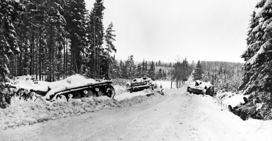 podbitye-shturmovye-orudiya-iz-sostava-fbb-doroga-vedushaya-k-rodtu-dekabr-1944-goda-qy65fsk0-1576835761