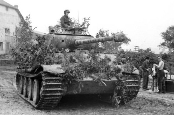 Bundesarchiv_Bild_101I-301-1955-32,_Nordfrankreich,Panzer_V(Panther)_mit_Infanterie.2
