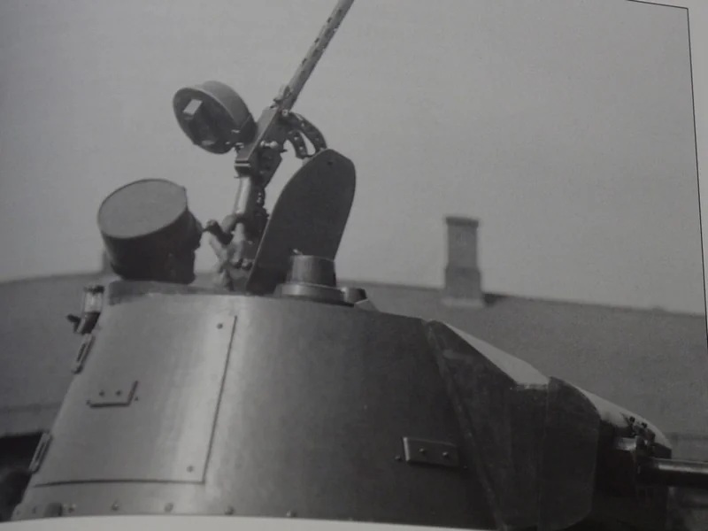 tank-version-of-the-madsen-light-machine-gun-with-a-80-v0-r0jcgz1ojv3b1
