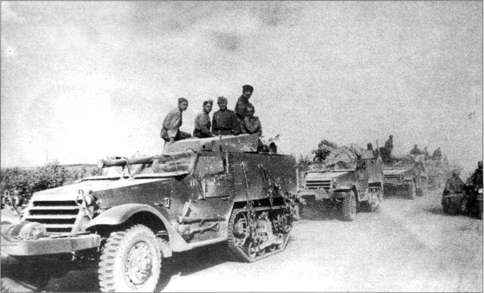 Batareya-samokhodnykh-orudiy-T48_SU_57_-na-marshe_-Rumyniya_-leto1944g.