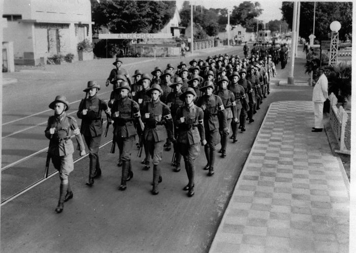 COLLECTIE_TROPENMUSEUM_Militairen_tijdens_de_Niau_(Nederlandsch_Indische_Athletiek_Unie)_wandelmars_Soerabaja_TMnr_60007159
