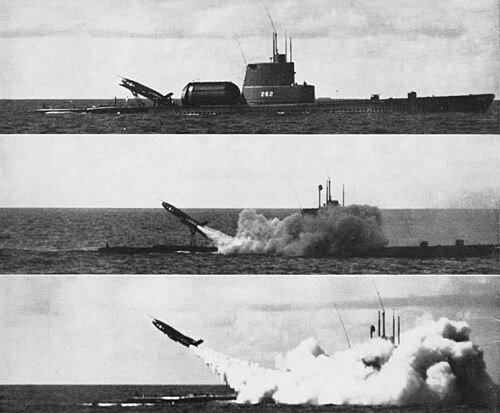 USS_Tunny_(SSG-282)_Regulus_launching_sequence_c1956