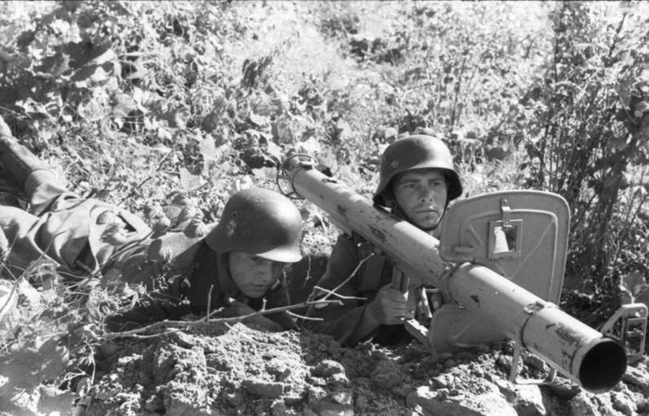 foto_1-nemetskie_soldaty_s_ptr-54_pantsershrek-bundesarhiv-0f07f41c8ce0f2b94491e687be77f3f0