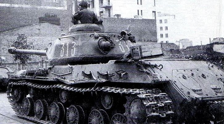 Взвод тяжелых танков ИС-2 входит в город Выборг 1944